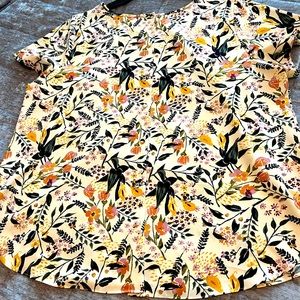 Ava & Viv womens plus size 2X top Yellow color with floral designs